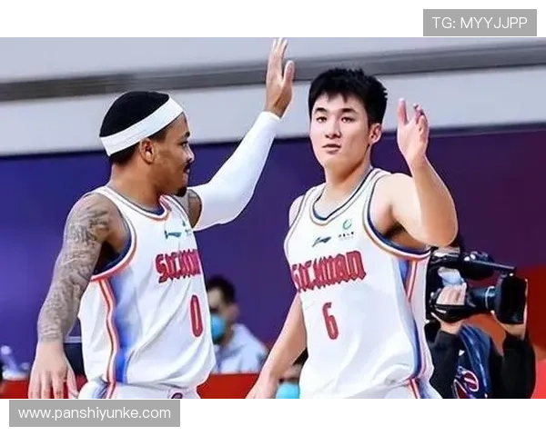 杭州篮球队团队协作引发热议球迷对战术配合和球员默契提出不同看法 杭州篮球队团队协作引发热议球迷对战术配合和球员默契提出不同看法