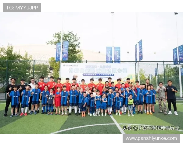 足球明星场外生活揭秘:他们的爱好家庭与公益活动的真实面貌 足球明星场外生活揭秘:他们的爱好家庭与公益活动的真实面貌