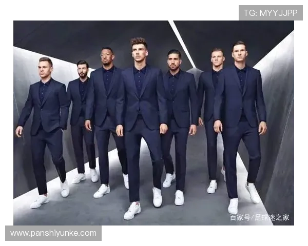 足球明星携女友出席盛典引关注甜蜜互动成焦点